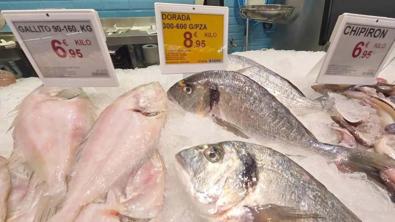 Etiqueta electr&oacute;nica en la pescader&iacute;a de un s&uacute;per Alcampo.
