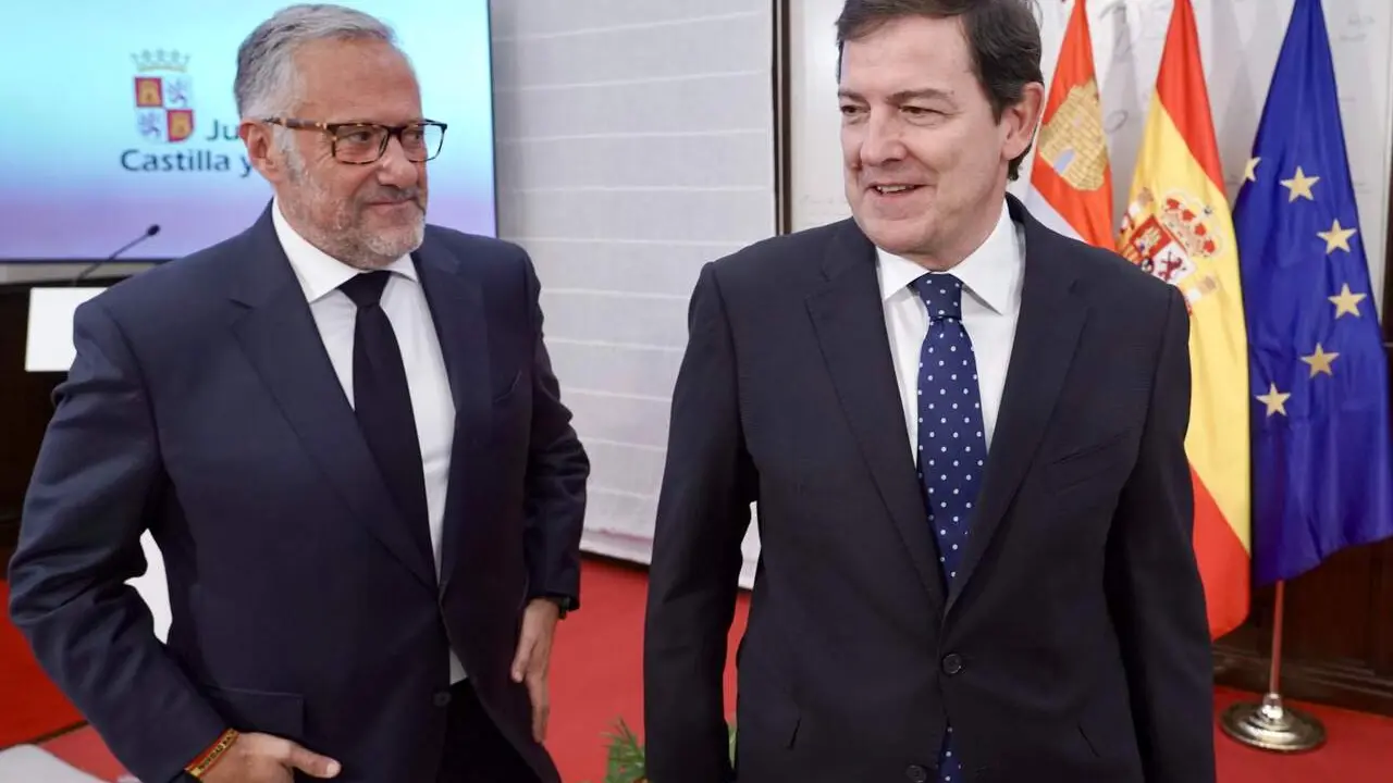 El presidente de la Junta, Alfonso Fern&aacute;ndez Ma&ntilde;ueco, acompa&ntilde;ado por el vicepresidente primero y consejero de Desregulaci&oacute;n, Familia y Ayudas Sociales, Carlos Poll&aacute;n, presenta las principales novedades de la Ley de Medidas Tributarias, Financieras y Administrativas para 2027. Fotos: Miriam Chac&oacute;n.