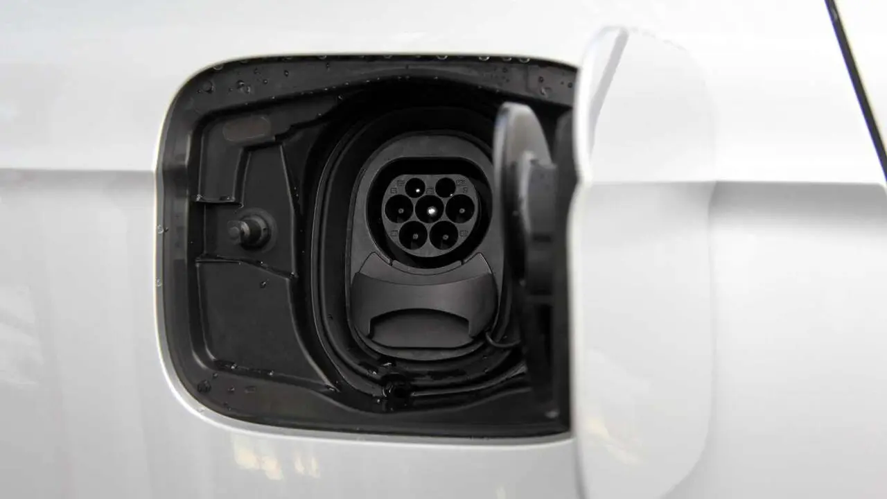 Imagen de la toma de electricidad de un veh&iacute;culo en un punto de recarga el&eacute;ctrica.