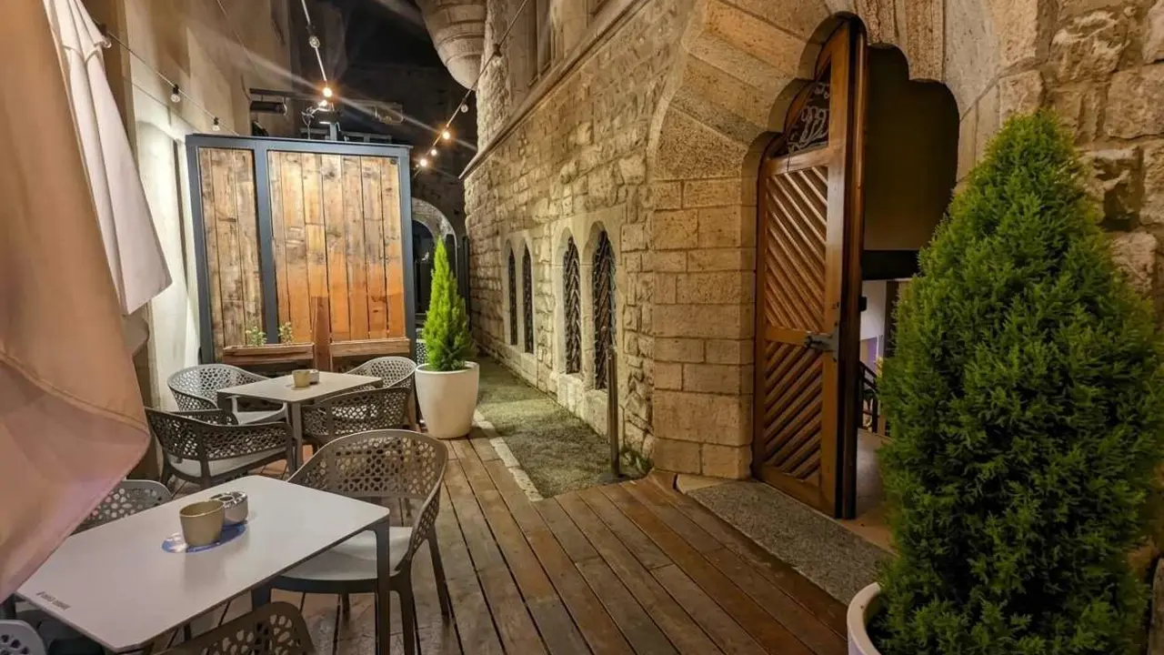 Imagen del acceso al establecimiento hostelero en el interior de Botines.