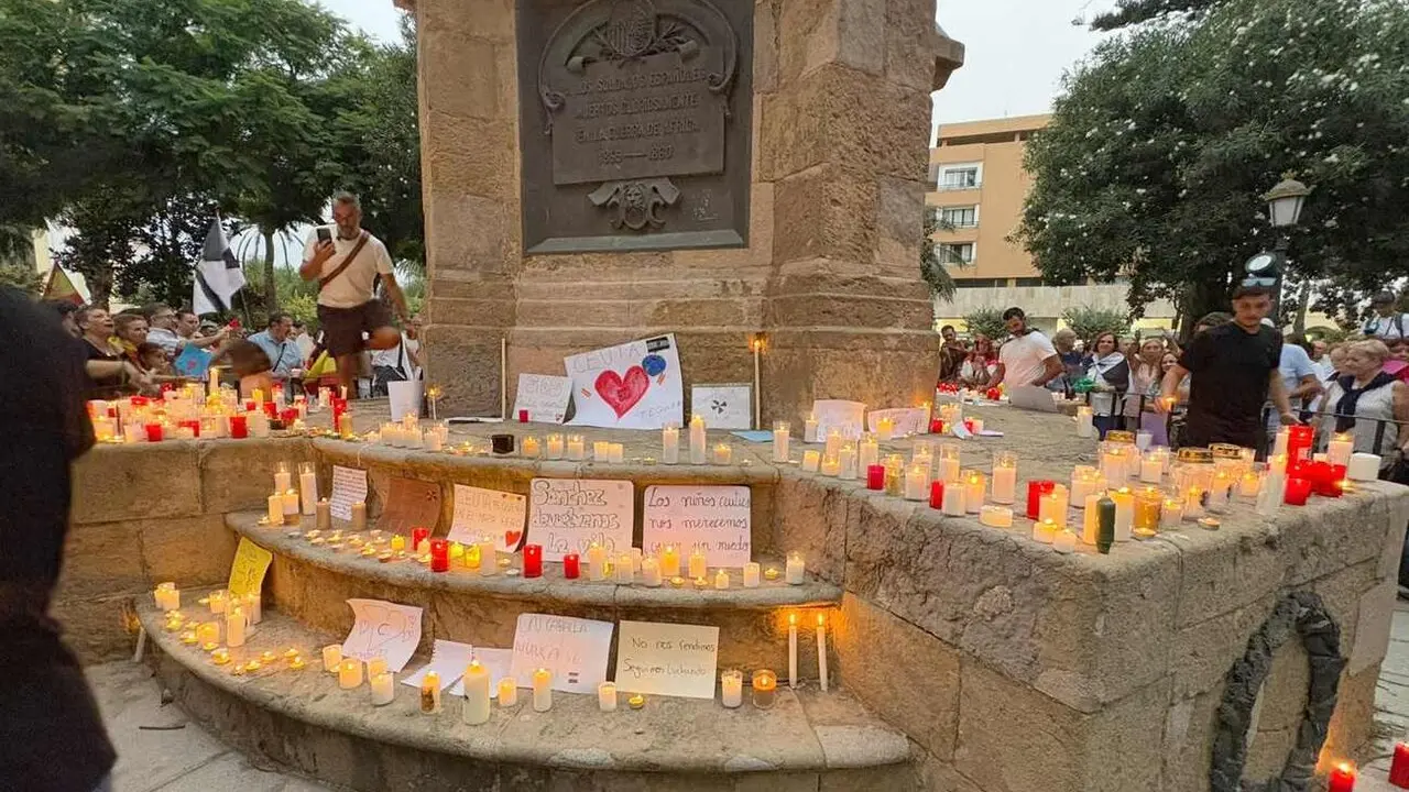 Velas durante una concentraci&oacute;n en defensa de Ceuta.