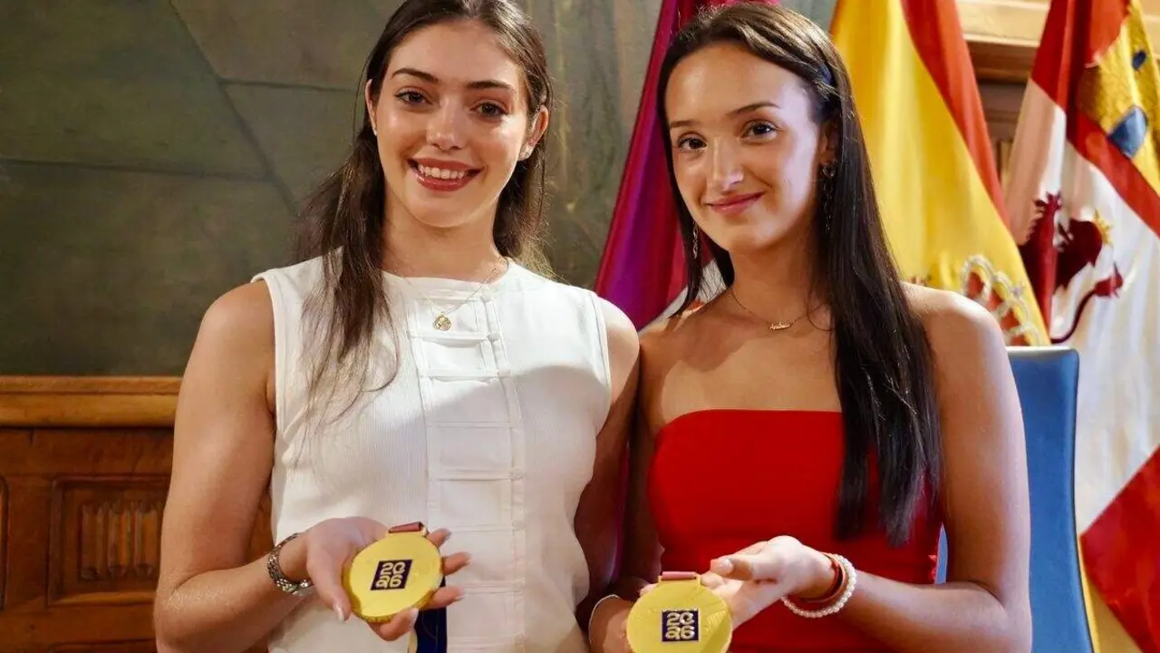 El presidente de la Diputaci&oacute;n, Gerardo &Aacute;lvarez Courel, recibe a las gimnastas Andrea Fern&aacute;ndez y Andrea Corral