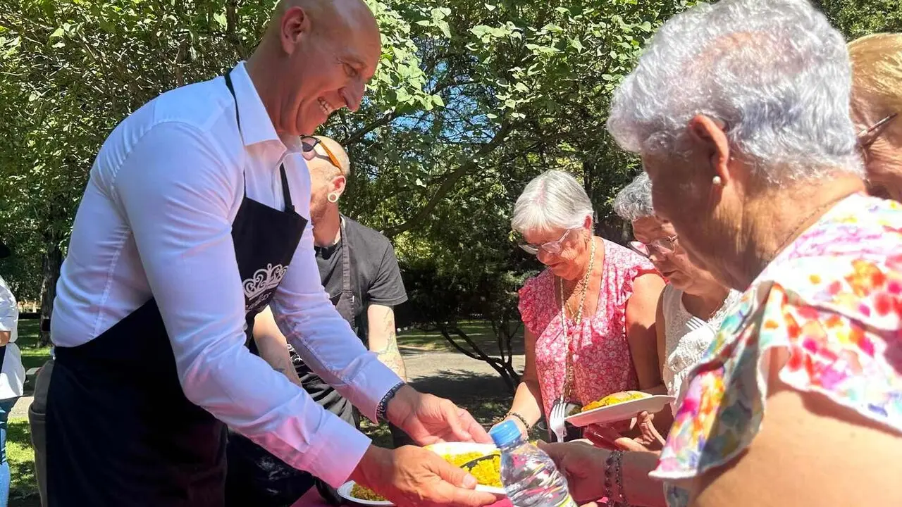 La Asociaci&oacute;n Vecinal &lsquo;Quevedo&rsquo; celebr&oacute; este mi&eacute;rcoles una jornada de convivencia en el parque de Quevedo, una cita que reuni&oacute; a vecinos del entorno en un ambiente festivo y que cont&oacute; tambi&eacute;n con la participaci&oacute;n del alcalde de Le&oacute;n, Jos&eacute; Antonio Diez.