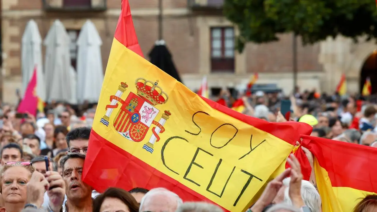 Alrededor de 7.000 personas acuden a la concentraci&oacute;n a favor de Ceuta en Le&oacute;n. Fotos: Campillo | A.R. Reca