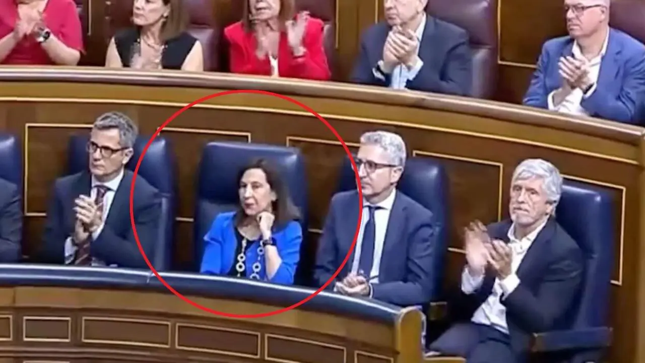Margarita Robles inamovible mientras el resto de ministros aplaude a Pedro S&aacute;nchez.