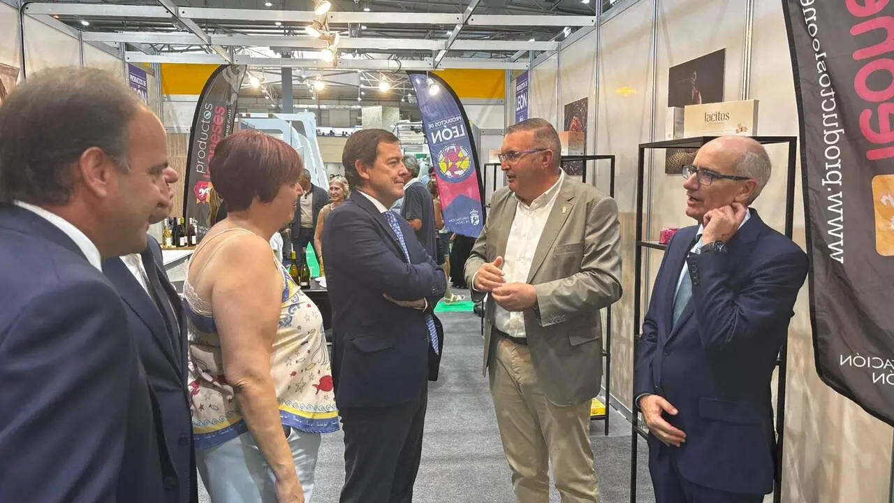El vicepresidente primero de la Diputaci&oacute;n, Roberto Aller, subraya en la inauguraci&oacute;n la importancia de este certamen para posicionar la marca provincial a nivel nacional e internacional. En la imagen, junto a Alfonso Fern&aacute;ndez Ma&ntilde;ueco. Fotos: Diputaci&oacute;n de Le&oacute;n.