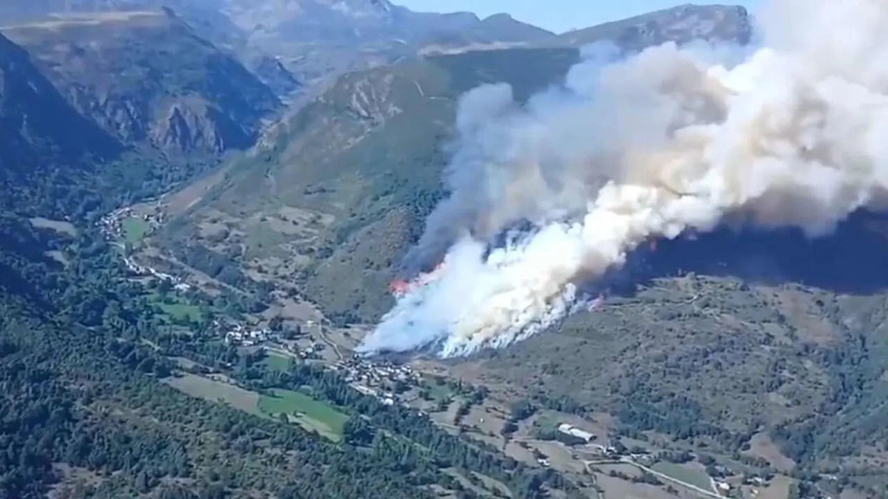 Imagen de la zona con enorme virulencia con la que avanza el fuego.