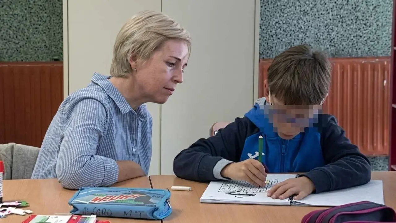 Doce ayudantes t&eacute;cnicos educativos (ATE) de la provincia de Le&oacute;n afrontan el inicio del curso escolar sumidos en la incertidumbre despu&eacute;s de que, seg&uacute;n denuncian, la Junta de Castilla y Le&oacute;n les ofreciera entre finales de julio y comienzos de agosto puestos de trabajo para todo el curso y posteriormente paralizara esas contrataciones.