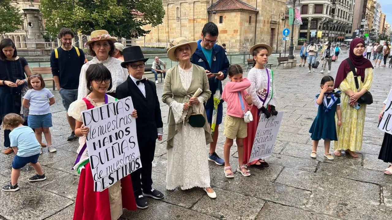 Estudiantes, familias y docentes de las asociaciones de madres y padres de alumnos de los centros educativos Palomera, Anejas y Quevedo desfilan ataviados con vestimentas de &eacute;poca y creaciones inspiradas en Gaud&iacute;, dentro de la V Feria Modernista de Le&oacute;n
