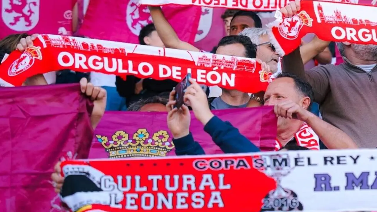 La afici&oacute;n de la Cultural arropa este domingo a su equipo en el Reino de Le&oacute;n.