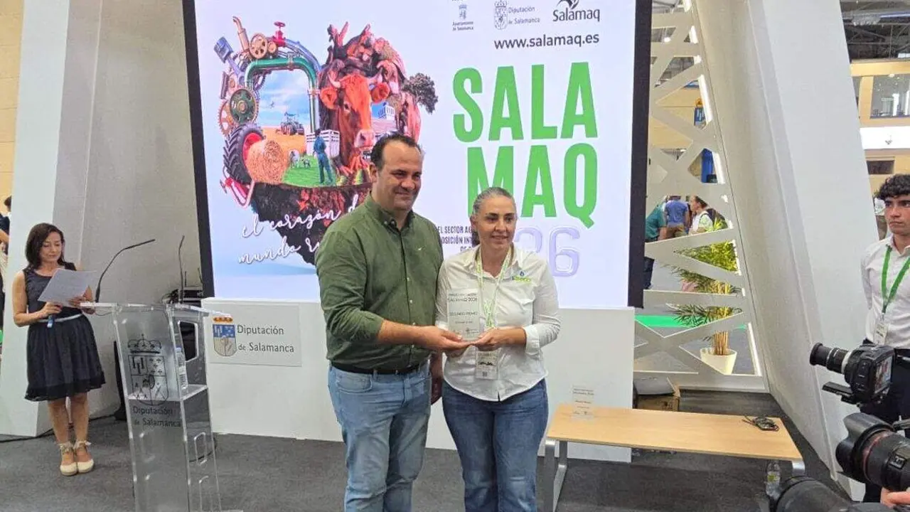 El videpresidente primero de la Diputaci&oacute;n de Salamanca, David Mingo, entrega del segundo premio Salamaq a la t&eacute;cnico comercial de iRiego Laura del Pozo 1