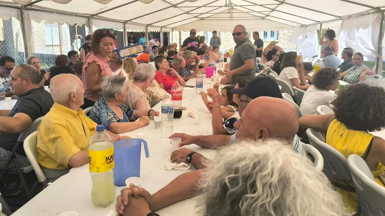 Villanueva del Condado refuerza su vida vecinal con unas fiestas participativas. La localidad, situada a 25 kil&oacute;metros de Le&oacute;n, combina actividad festiva, servicios y empleo para mantener poblaci&oacute;n y conservar abiertas sus escuelas.