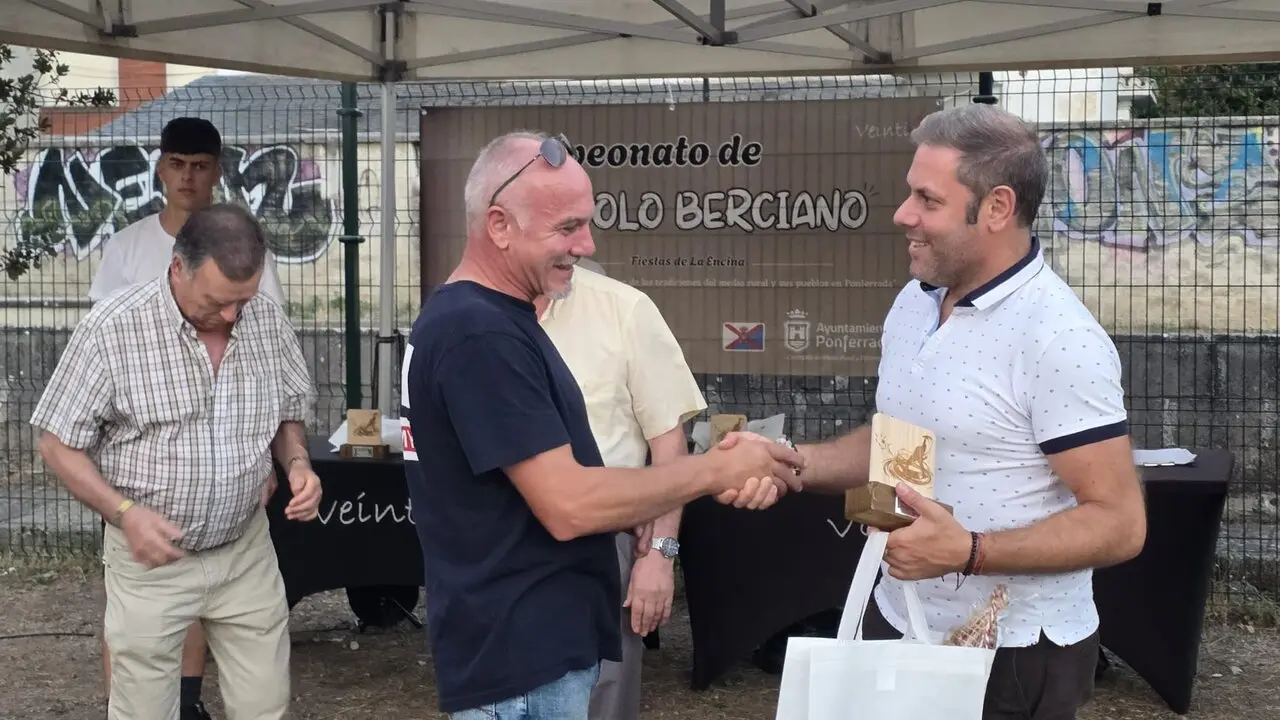 El Bolo Berciano re&uacute;ne a 120 participantes en su tercera edici&oacute;n. El campeonato consolida su crecimiento con un r&eacute;cord de participaci&oacute;n y diez ni&ntilde;os inscritos, mientras la modalidad Valle del Oza se disputar&aacute; el mi&eacute;rcoles.