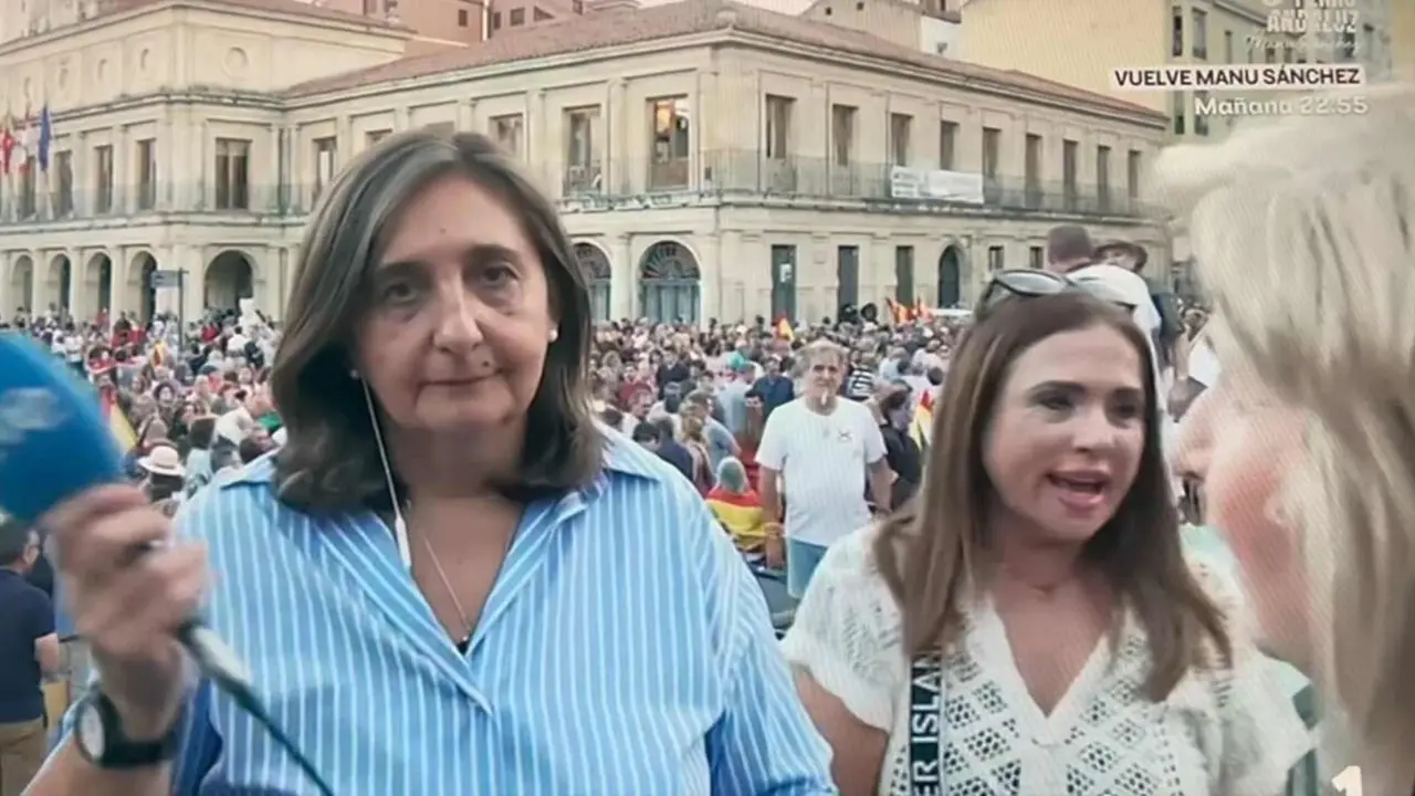 Carmen Bay&oacute;n, en el momento de ser increpada por dos mujeres durante la concentraci&oacute;n a favor de Ceuta.