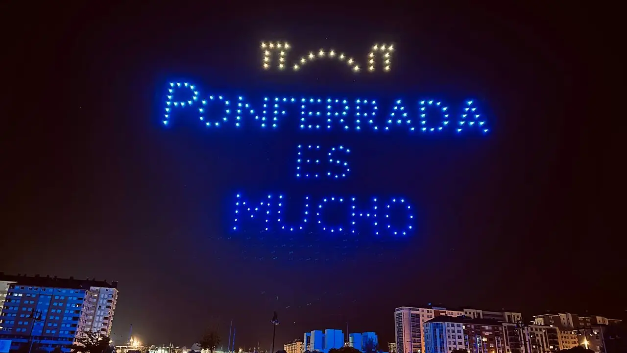 Tras el &eacute;xito del a&ntilde;o pasado, el espect&aacute;culo de drones regres&oacute; este lunes a las Fiestas de la Encina para llenar de color y luz el cielo de Ponferrada. Foto: El Bierzo Digital.