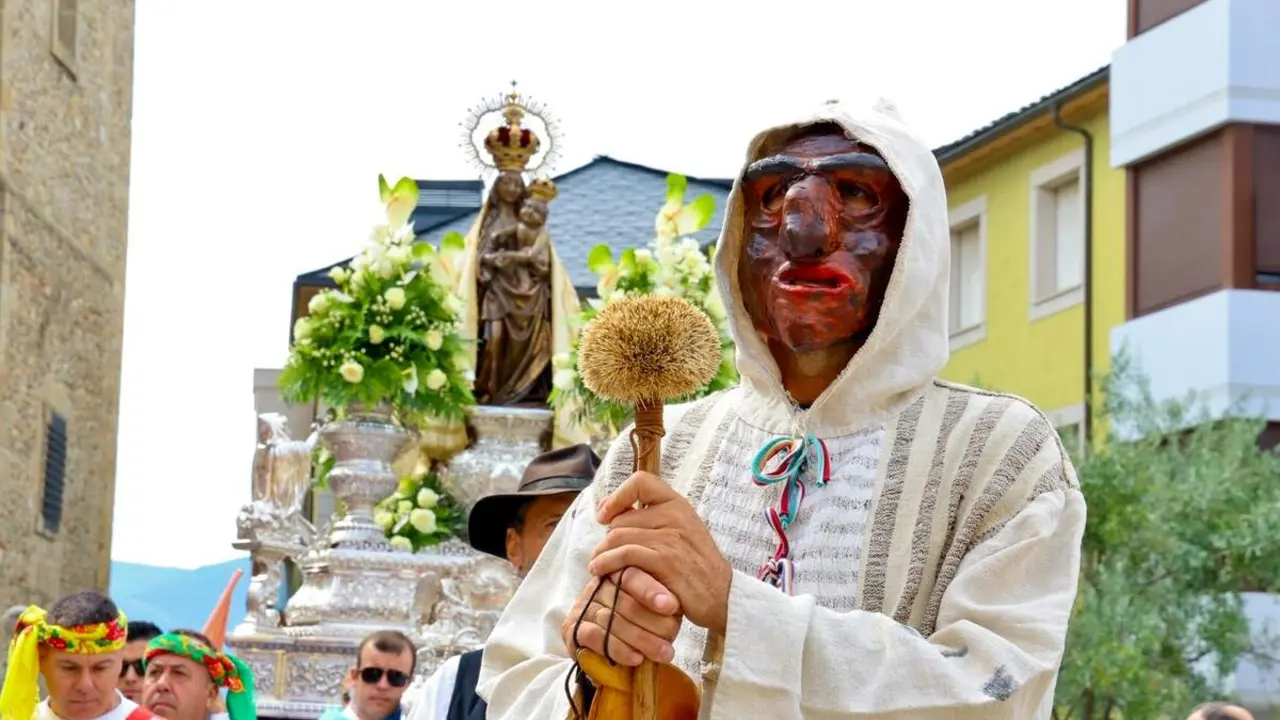 Ponferrada celebra el acto institucional con motivo de la festividad de la Virgen de la Encina y la conmemoraci&oacute;n del LXVIII Aniversario del D&iacute;a de El Bierzo, en el que participan diversas autoridades, entre las que se encuentran el vicepresidente primero y consejero de Desregulaci&oacute;n, Familia y Ayudas Sociales, Carlos Poll&aacute;n, y el consejero de Industria, Universidades, Empleo y Comercio, Juan Carlos Su&aacute;rez-Qui&ntilde;ones