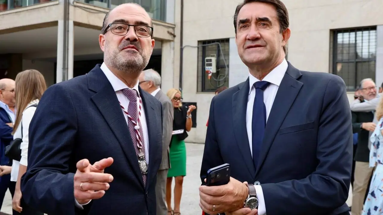 El vicepresidente primero y consejero de Desregulaci&oacute;n, Familia y Ayudas Sociales, Carlos Poll&aacute;n, y el consejero de Industria, Universidades, Empleo y Comercio, Juan Carlos Su&aacute;rez-Qui&ntilde;ones. Foto: C&eacute;sar S&aacute;nchez
