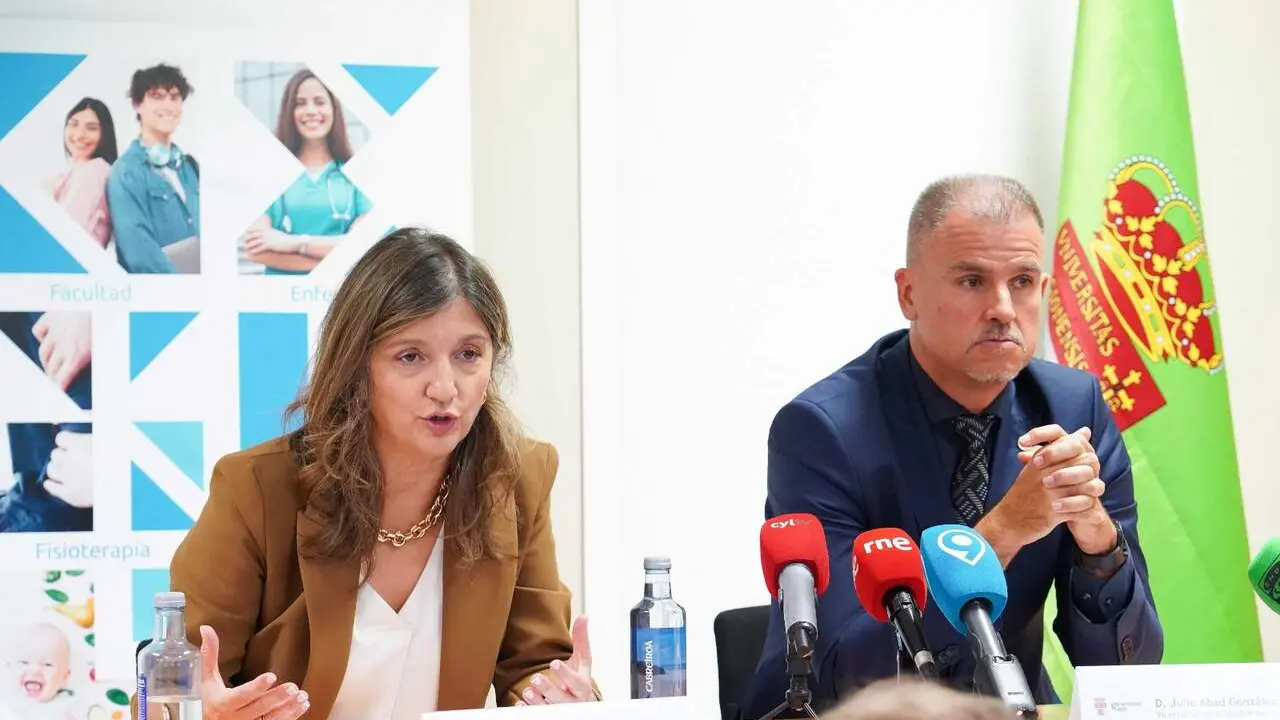 La rectora Nuria Gonz&aacute;lez y el vicerrector de Actividad Acad&eacute;mica, Julio Abad, este martes en&nbsp;presentaci&oacute;n del curso acad&eacute;mico 2026/2027 en la Universidad de Le&oacute;n. Foto: ULE.