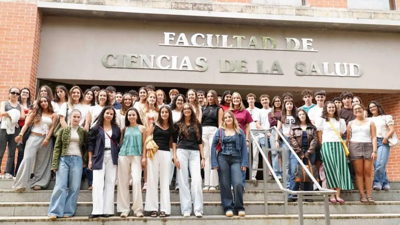 Imagen de la primera promoci&oacute;n de Medicina que inicia el curso docente.