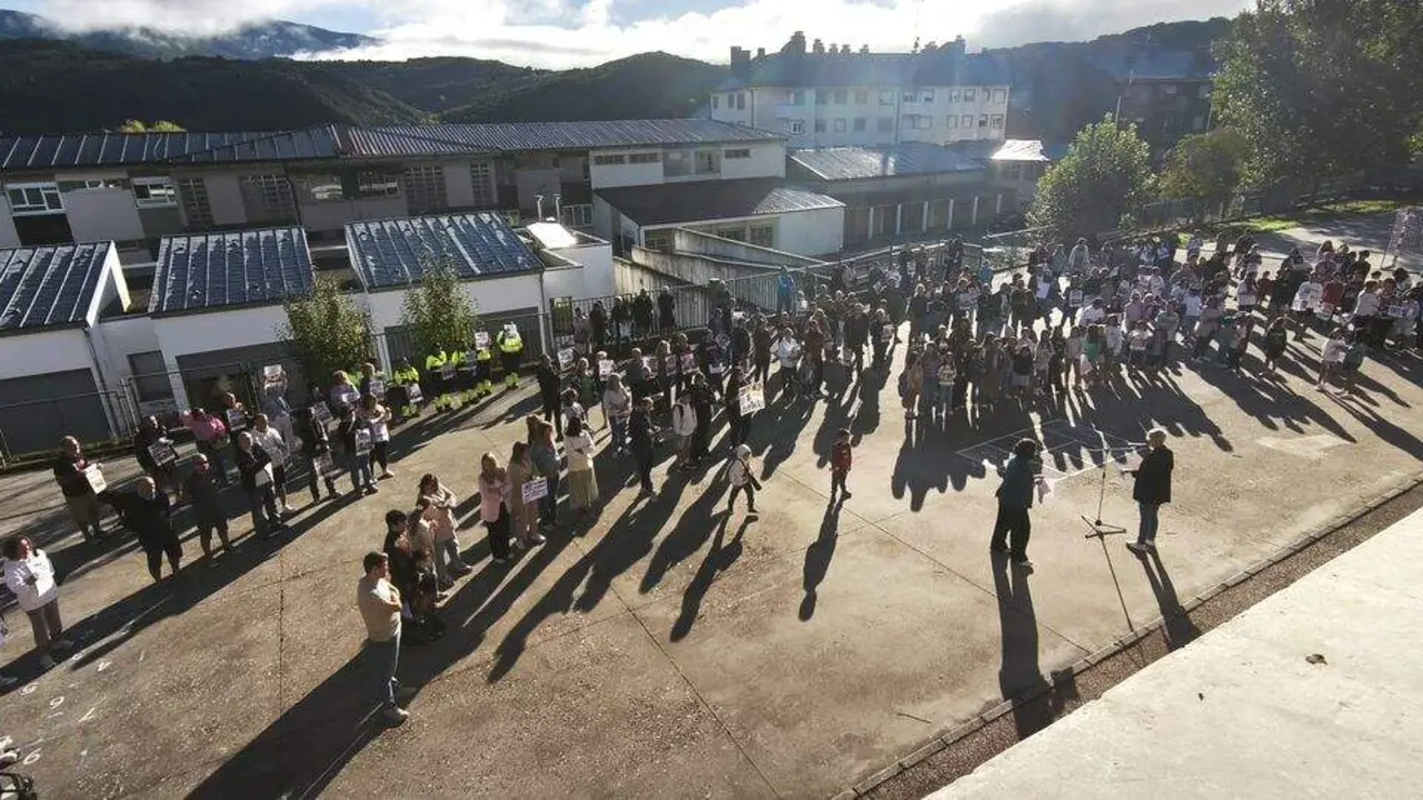 El Ampa del CEIP Valladares Rodr&iacute;guez de Toreno (Le&oacute;n) se concentra para pedir a Educaci&oacute;n que no elimine un aula de Infantil