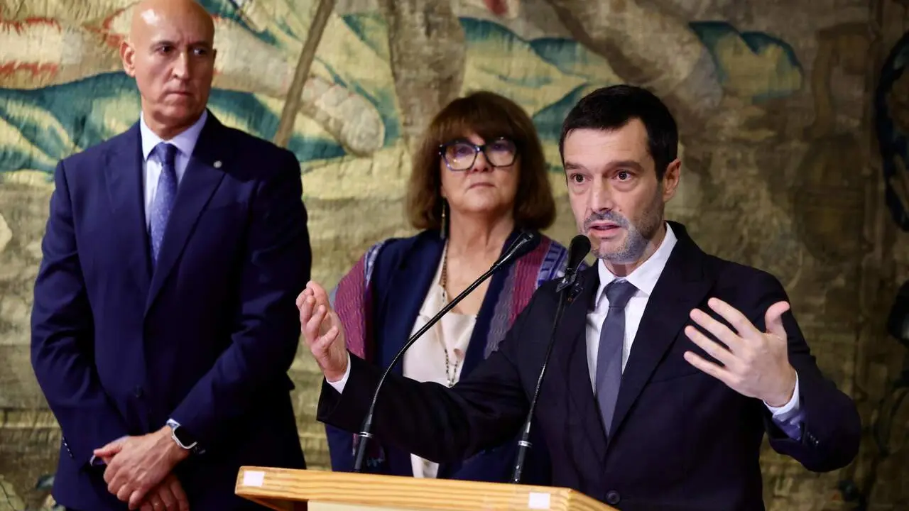 El ministro de Derechos Sociales, Consumo y Agenda 2030, Pablo Bustinduy, presenta la nueva temporada de Viajes del Imserso junto a la directora general del Instituto de Mayores y Servicios Sociales, Mayte Sancho, y el alcalde de Le&oacute;n, Jos&eacute; Antonio Diez. Fotos: Campillo.