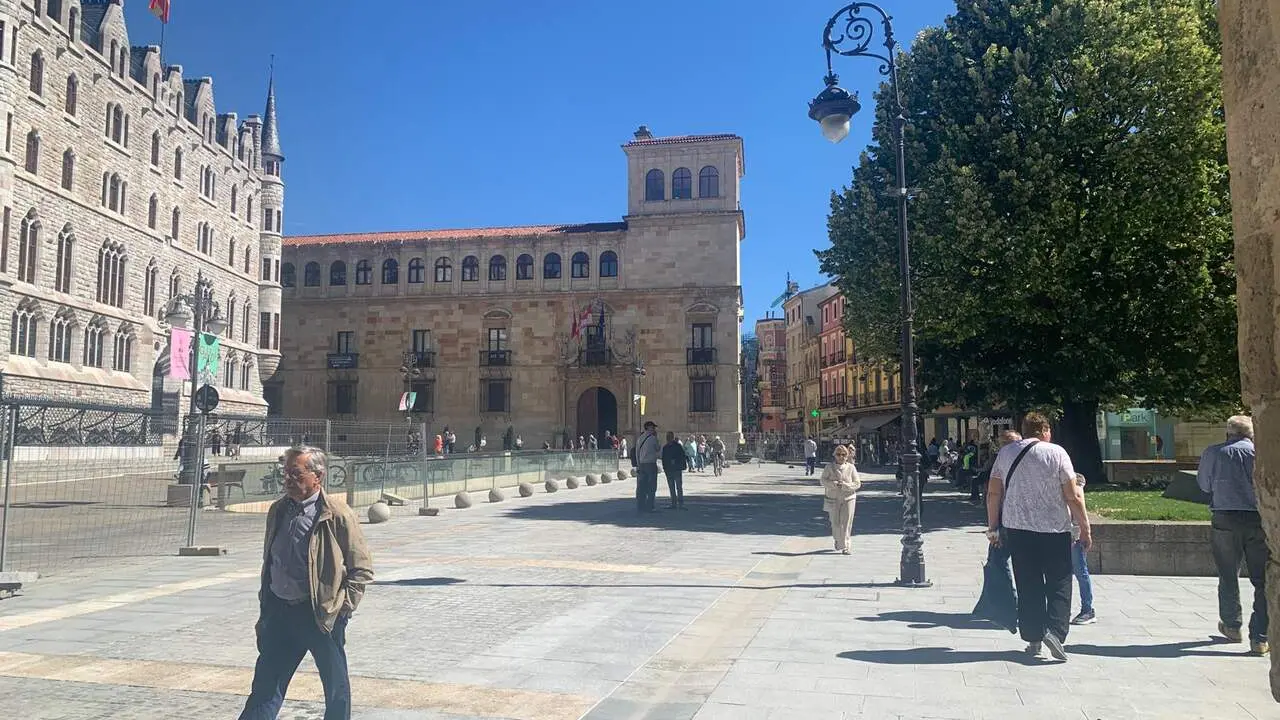 Reabre para peatones la zona central de la plaza de Botines tras las obras de remodelaci&oacute;n del pavimento que afectan tambi&eacute;n a la calle Ancha y el entorno de la Catedral. Foto: A.F.R.