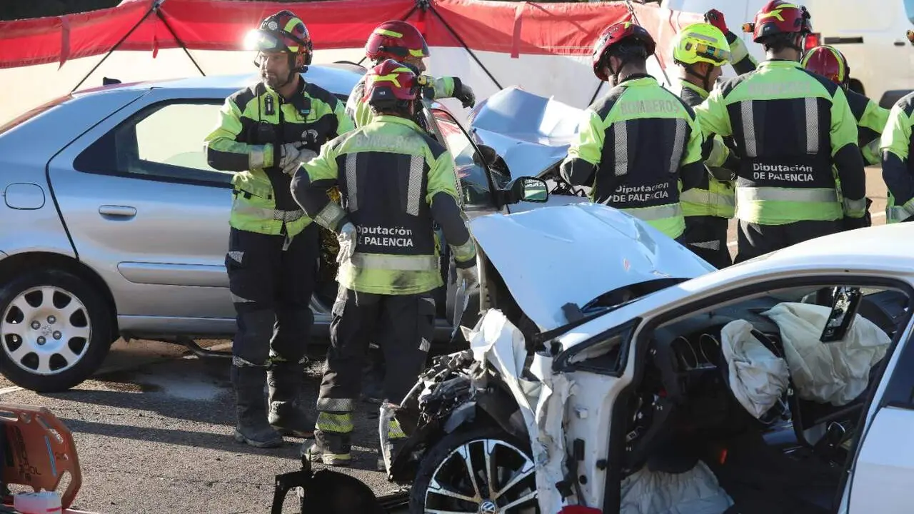 Una persona falleci&oacute; y otra result&oacute; herida hoy al producirse una colisi&oacute;n frontal entre dos turismos a la altura del kil&oacute;metro diez de la carretera CL-615, a la altura de Husillos (Palencia). El siniestro se produjo sobre las 18.30 horas, seg&uacute;n informaron fuentes del Servicio de Emergencias 1-1-2 de Castilla y Le&oacute;n y la Subdelegaci&oacute;n del Gobierno en la provincia de Palencia. Foto: Br&aacute;gimo.