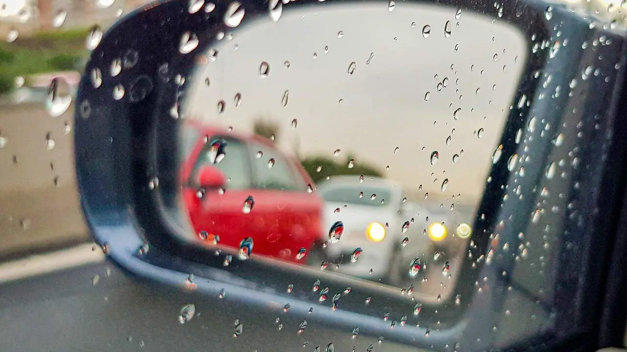 Atasco en una calle provocado por la intensidad de la lluvia.