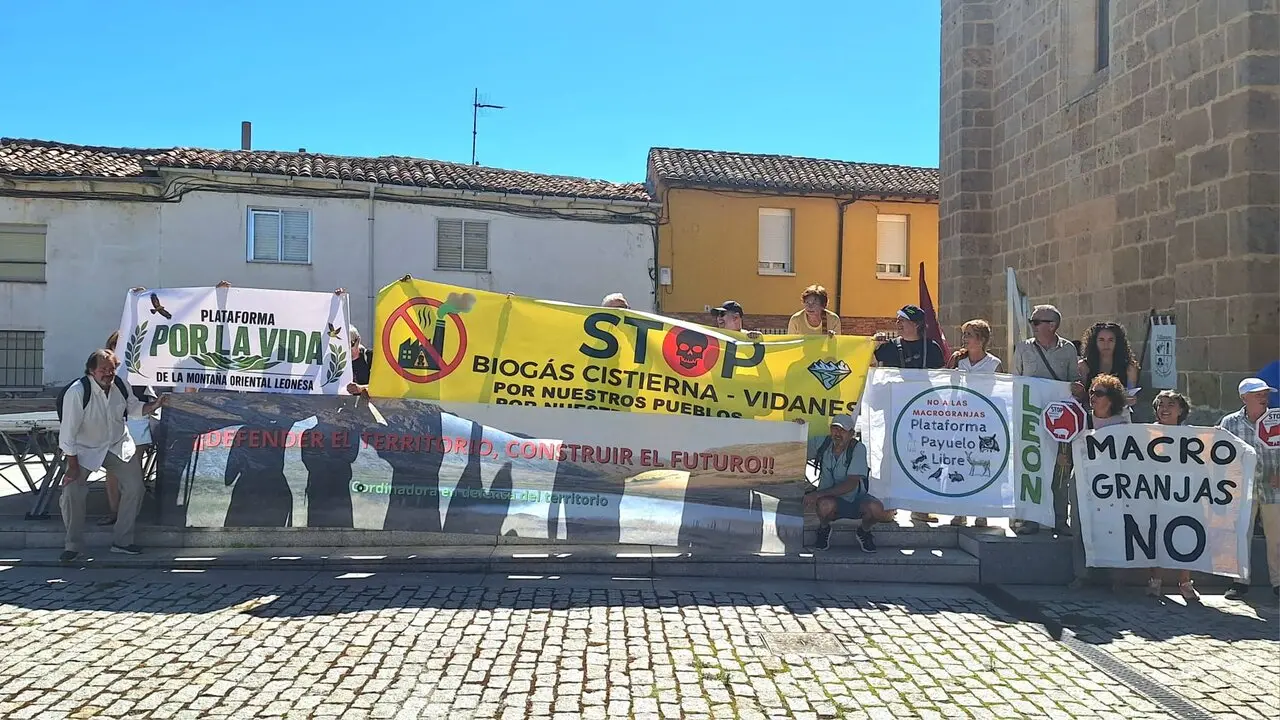 Colectivos y plataformas vecinales denuncian ante el 'gran concejo' las "continuas y crecientes amenazas" que se ciernen sobre la provincia "para convertirla en tierra de sacrificio". Foto: EslaVida.