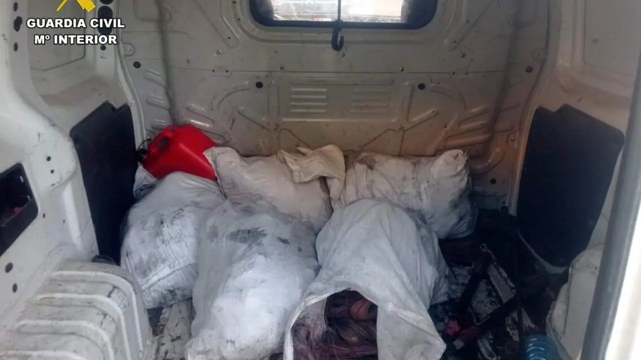 La Guardia Civil de Astorga intercepta en la A-6 una furgoneta con 100 kilos de cobre robado. Fotos: Guardia Civil.