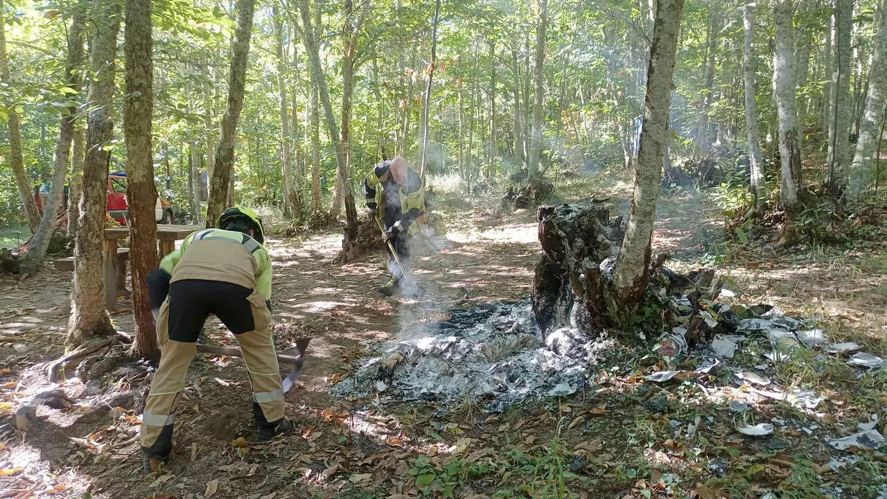 El fuego arrasa la minibiblioteca del Soto de Villar de los Barrios (Ponferrada)