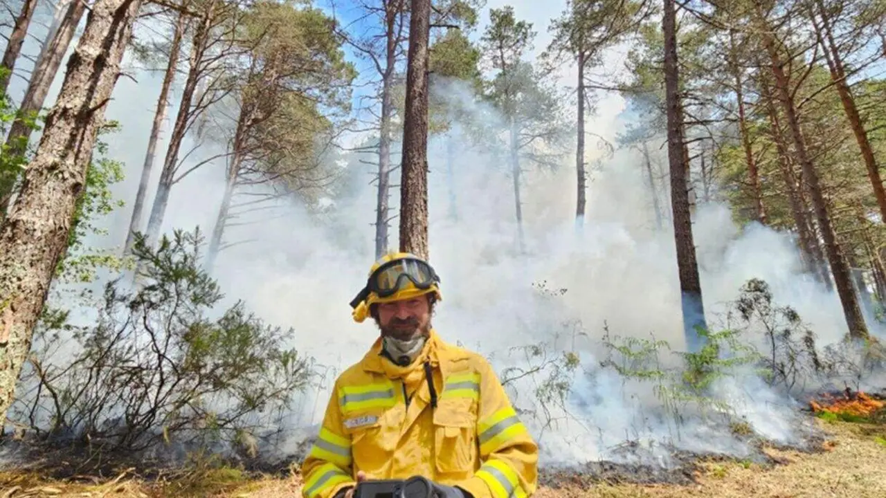 El investigador del ICIFOR-INIA CSIC, Javier Madrigal, durante las labores de coordinaci&oacute;n de incendios forestales