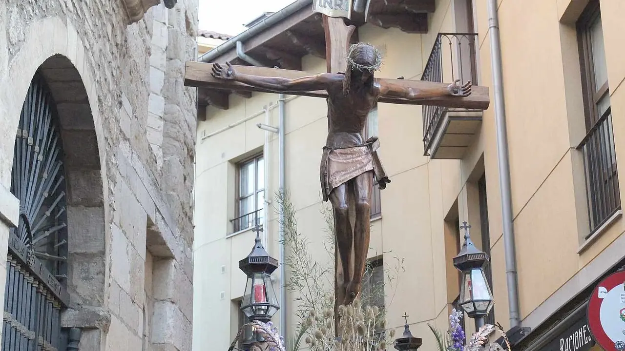La parroquia de San Mart&iacute;n celebra la Exaltaci&oacute;n de la Santa Cruz con eucarist&iacute;a, procesi&oacute;n por el barrio y adoraci&oacute;n del Lignum Crucis. Fotos: Isaac Llamazares