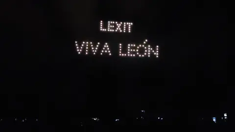 'Lexit' para León con drones y fuegos artificiales. El espectáculo de drones realizado con motivo de la fiestas de San Froilán se ha convertido en una reivindicativa acción leonesista.