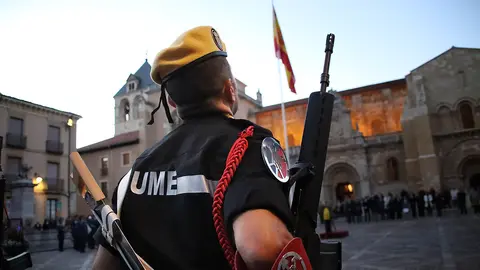 Arriado de bandera y retreta militar en vísperas del Día de la Fiesta Nacional