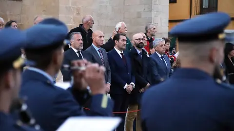 Arriado de bandera y retreta militar en vísperas del Día de la Fiesta Nacional