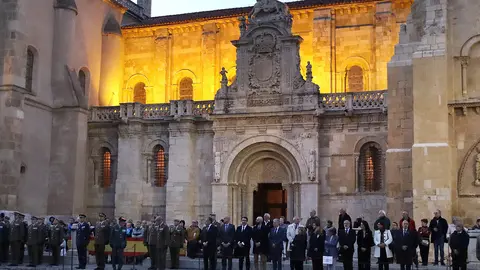 Arriado de bandera y retreta militar en vísperas del Día de la Fiesta Nacional