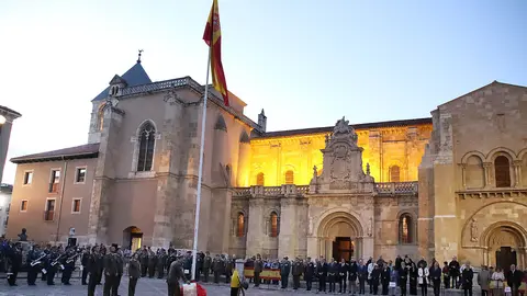 Arriado de bandera y retreta militar en vísperas del Día de la Fiesta Nacional