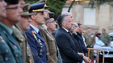 Arriado de bandera y retreta militar en vísperas del Día de la Fiesta Nacional