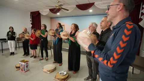 El grupo de Cantareiras de la Asociación Abelladeira de Ponferrada, durante uno de sus ensayos. (Foto: César Sánchez)