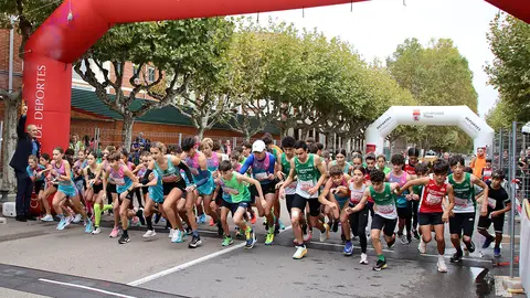 Unos 4.000 corredores llegados de diferentes puntos del país participaron este sábado en la prueba de los ‘10 KM Hyundai León Cuna del Parlamentarismo León’