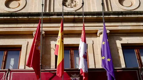 Las banderas de los edificios institucionales en la provincia de León ondean desde esta mañana a media asta en señan de condolencia