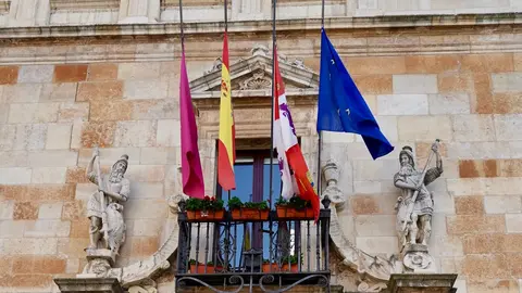 Las banderas de los edificios institucionales en la provincia de León ondean desde esta mañana a media asta en señan de condolencia