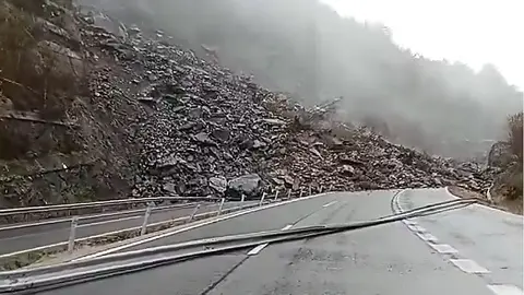 La autopista del Huerna que une Asturias con la Meseta, la AP-66, fue cortada esta mañana en los dos sentidos tras un monumental derrumbe en la ladera, en el punto kilométrico 76, en el concejo de Lena.