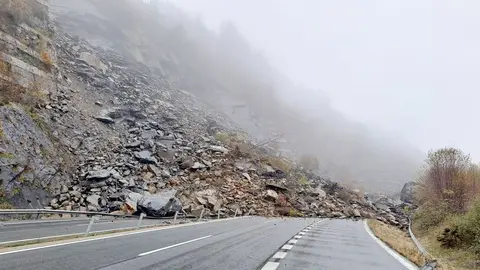 La autopista del Huerna que une Asturias con la Meseta, la AP-66, fue cortada esta mañana en los dos sentidos tras un monumental derrumbe en la ladera, en el punto kilométrico 76, en el concejo de Lena.
