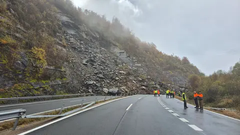 Un desprendimiento de rocas corta la AP-66 en la zona de Lena (Asturias) y obliga a establecer desvíos por la N-630.