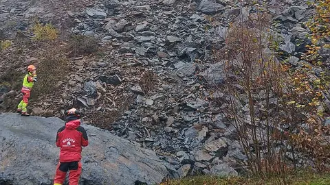 Un desprendimiento de rocas corta la AP-66 en la zona de Lena (Asturias) y obliga a establecer desvíos por la N-630.