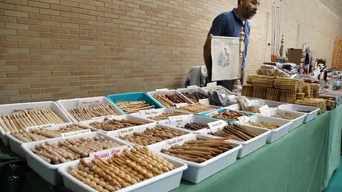 La Asociación de Bolilleras leonesas celebró este domingo en Navatejera una nueva edición del Encuentro de bolillos y multilabores.