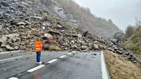 Un desprendimiento de rocas corta la AP-66 en la zona de Lena (Asturias) y obliga a establecer desvíos por la N-630.