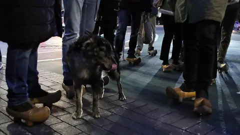 La capital leonesa acoge una madreñada por el centro de la ciudad. Foto: Peio García